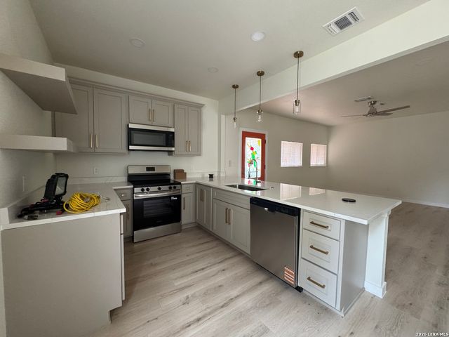 631 E Mistletoe, San Antonio, TX 78212