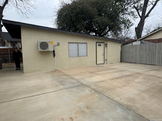 631 E Mistletoe, San Antonio, TX 78212