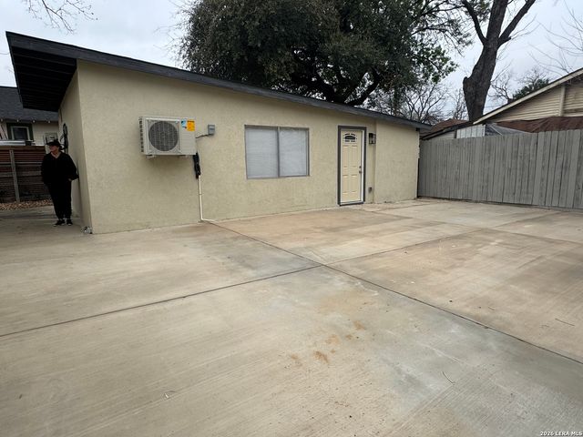 631 E Mistletoe, San Antonio, TX 78212