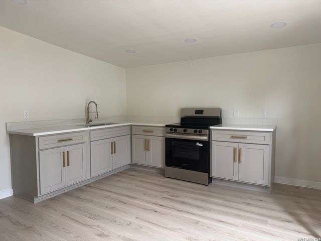 631 E Mistletoe, San Antonio, TX 78212