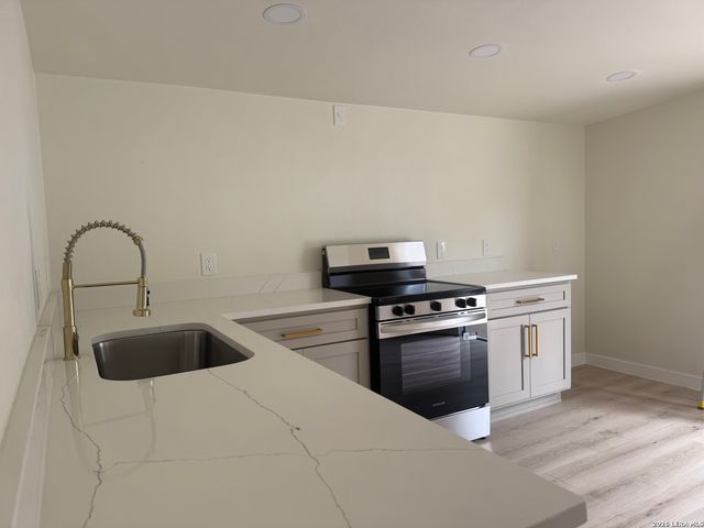 631 E Mistletoe, San Antonio, TX 78212