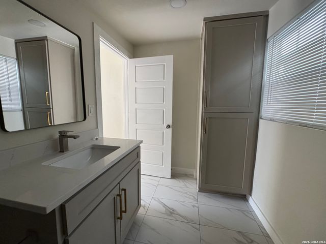 631 E Mistletoe, San Antonio, TX 78212