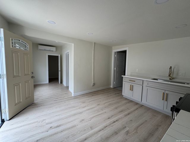 631 E Mistletoe, San Antonio, TX 78212