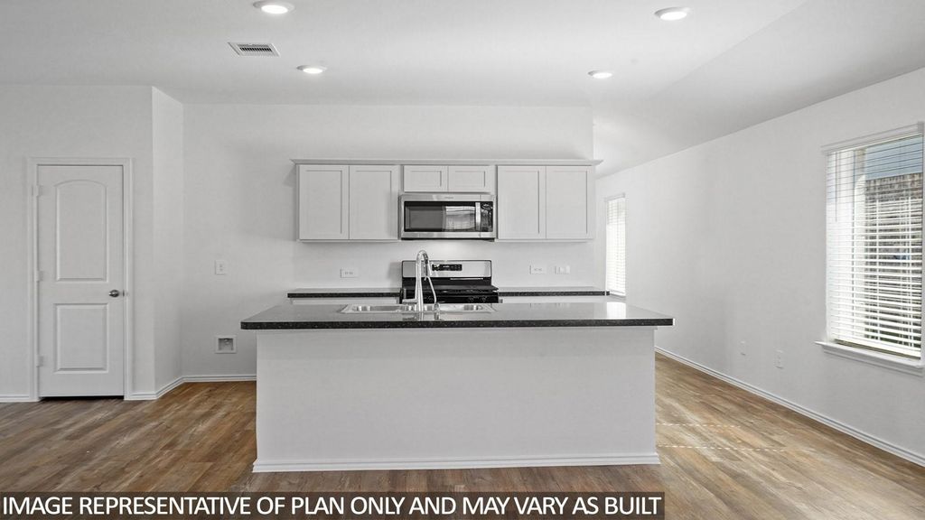 4017 Bronco Station Lane, League City, TX 77573