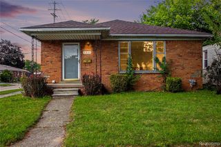 7511 Sterling, Center Line, MI 48015
