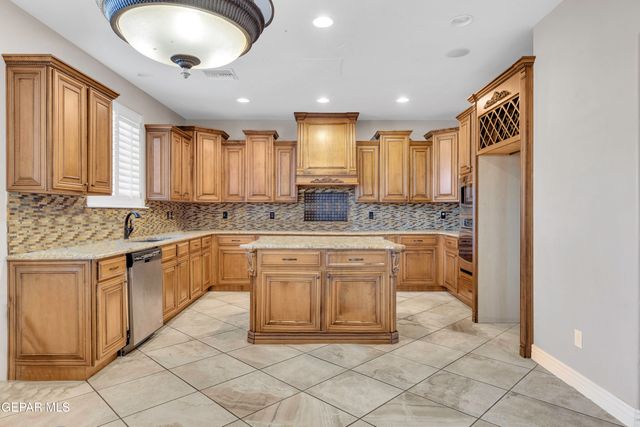 841 Golden Edge Court, El Paso, TX 79928