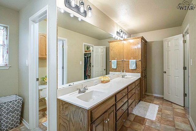 902 S BERRY STREET, Burkburnett, TX 76354