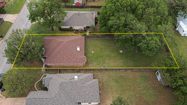 902 S BERRY STREET, Burkburnett, TX 76354