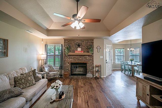 902 S BERRY STREET, Burkburnett, TX 76354