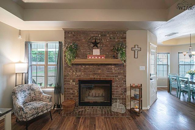 902 S BERRY STREET, Burkburnett, TX 76354