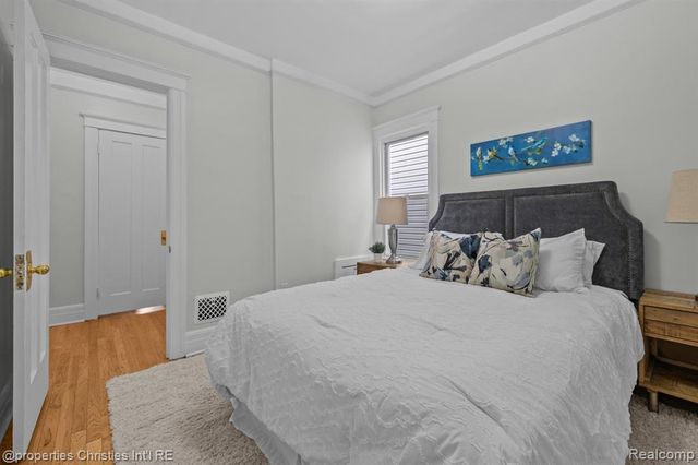 1093-95 Lakepointe Street, Grosse Pointe Park, MI 48230