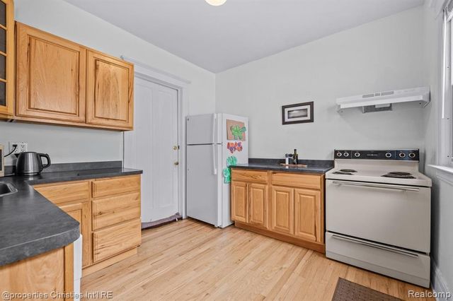 1093-95 Lakepointe Street, Grosse Pointe Park, MI 48230