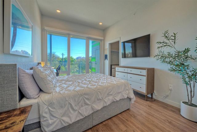 4004 Banister LN 207, Austin, TX 78704