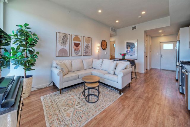 4004 Banister LN 207, Austin, TX 78704