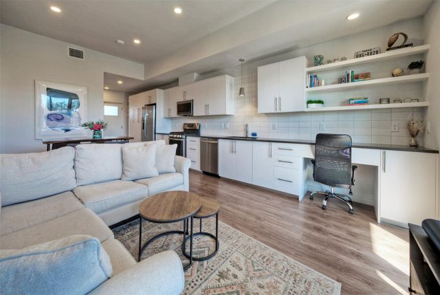 4004 Banister LN 207, Austin, TX 78704