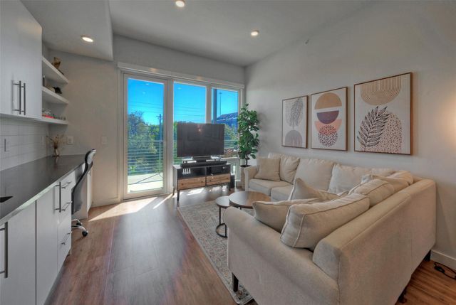 4004 Banister LN 207, Austin, TX 78704