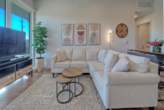 4004 Banister LN 207, Austin, TX 78704