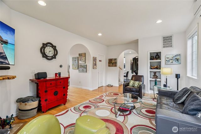 5217 23rd Avenue SW, Seattle, WA 98106