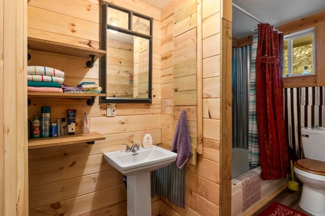 104 Landing St, West Point, AR 72143