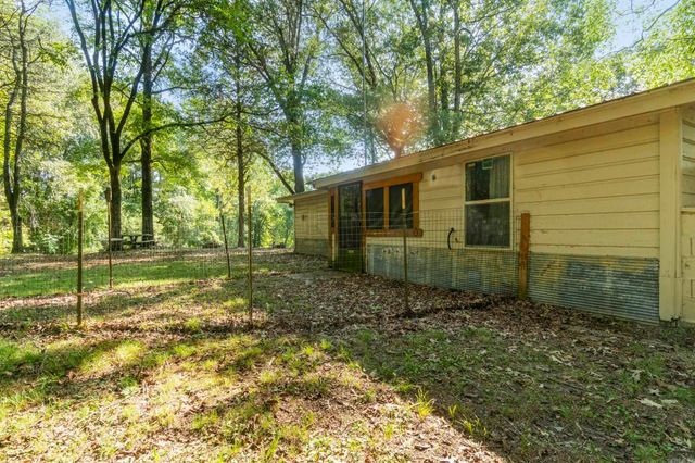 104 Landing St, West Point, AR 72143