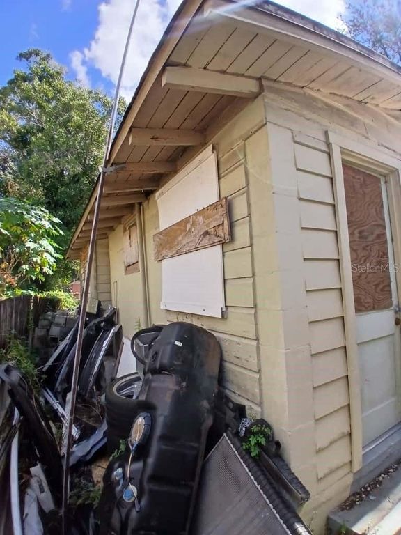 Image 16 of property listing at 1705 W POWHATAN AVENUE, Tampa, FL 33603