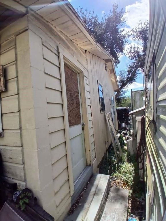 Image 17 of property listing at 1705 W POWHATAN AVENUE, Tampa, FL 33603