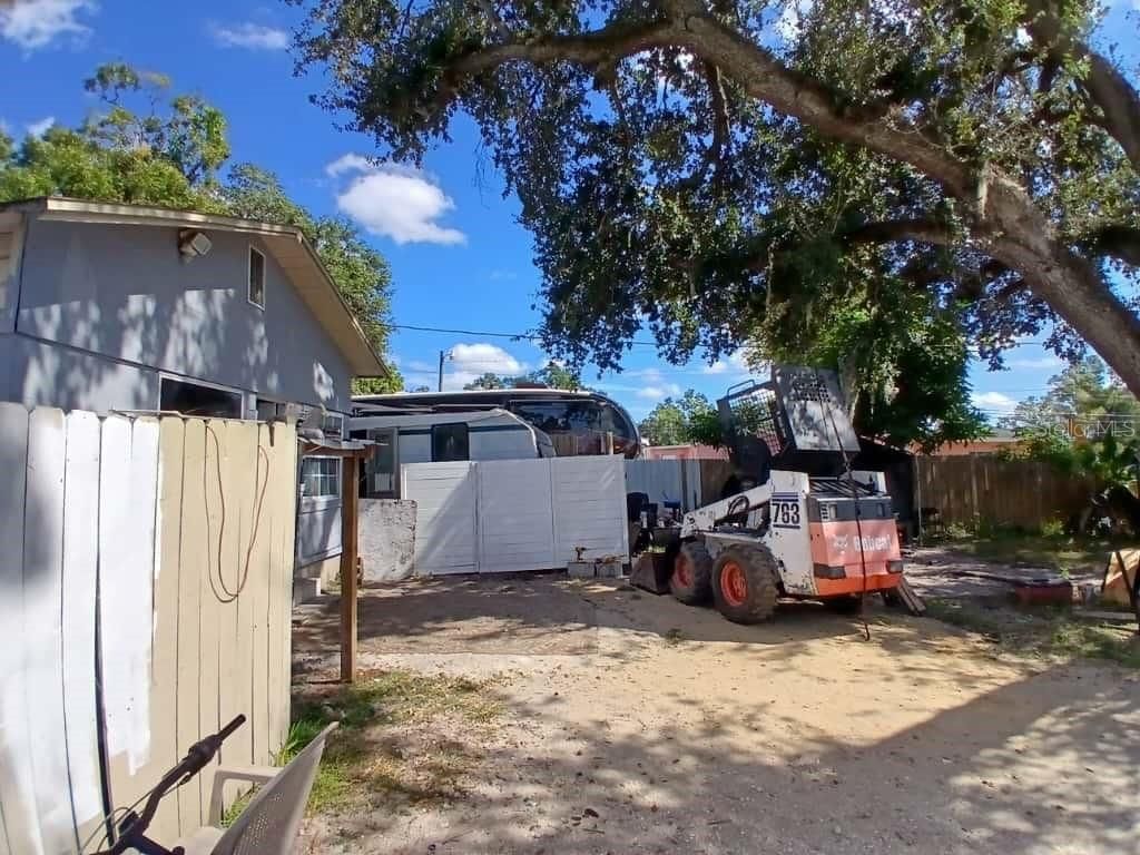 Image 19 of property listing at 1705 W POWHATAN AVENUE, Tampa, FL 33603