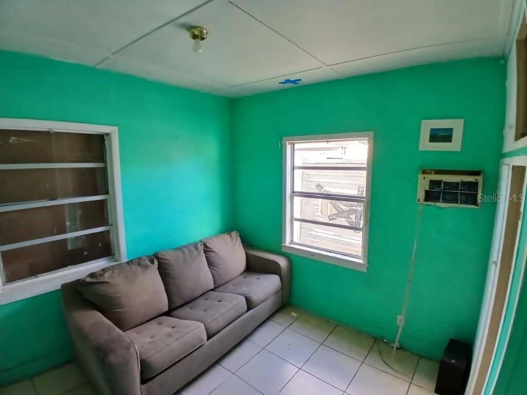 Image 4 of property listing at 1705 W POWHATAN AVENUE, Tampa, FL 33603