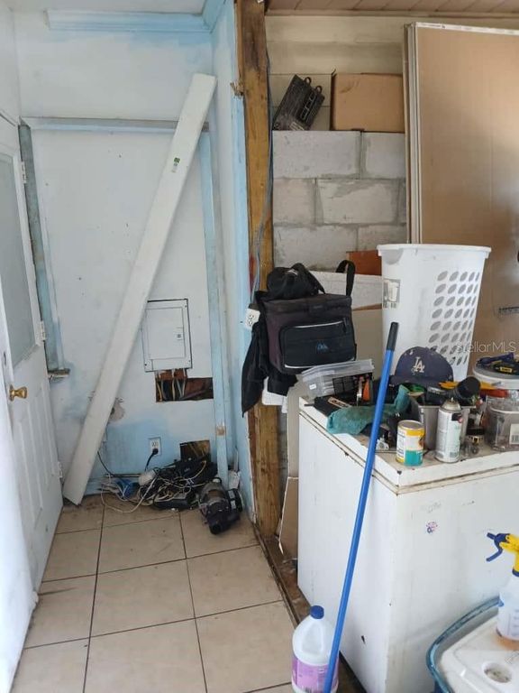 Image 10 of property listing at 1705 W POWHATAN AVENUE, Tampa, FL 33603