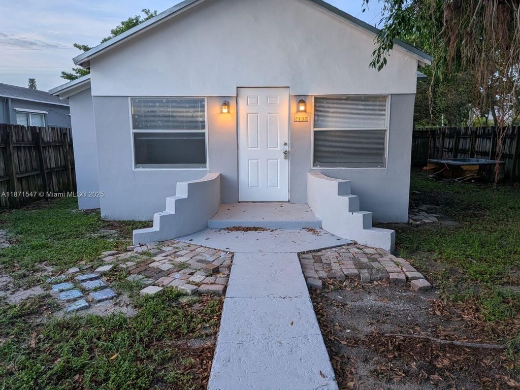 2132 Mckinley St, Hollywood, FL 33020