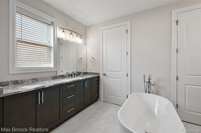 3888 Thatcher Drive, Rochester Hills, MI 48309