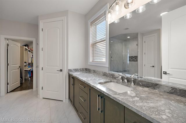 3888 Thatcher Drive, Rochester Hills, MI 48309