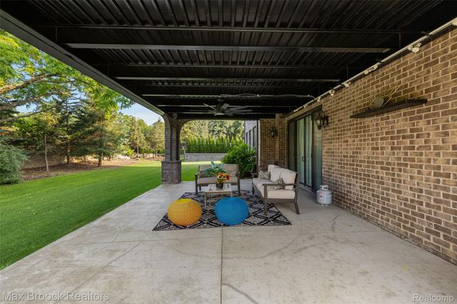 3888 Thatcher Drive, Rochester Hills, MI 48309