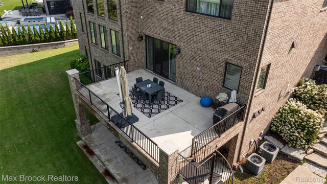 3888 Thatcher Drive, Rochester Hills, MI 48309