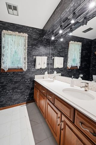 1411 W Allison Court, Arlington Heights, IL 60005
