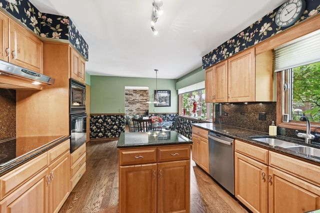 1411 W Allison Court, Arlington Heights, IL 60005