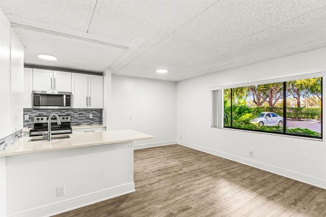 507 Meadows Circle, Boynton Beach, FL 33436