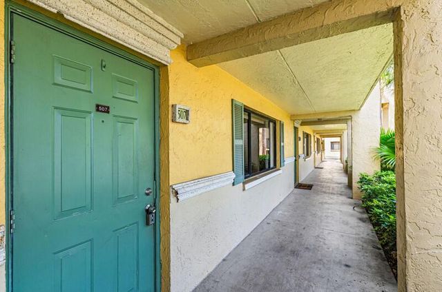 507 Meadows Circle, Boynton Beach, FL 33436