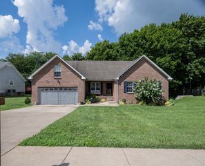 798 Fire Break Dr, Clarksville, TN 37040