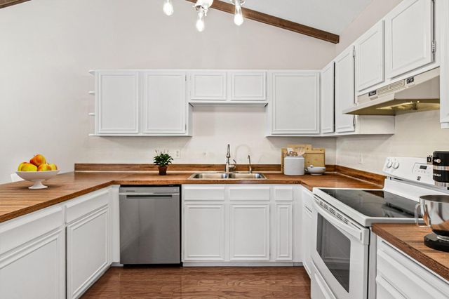 6844 Buckingham Court, Woodbury, MN 55125