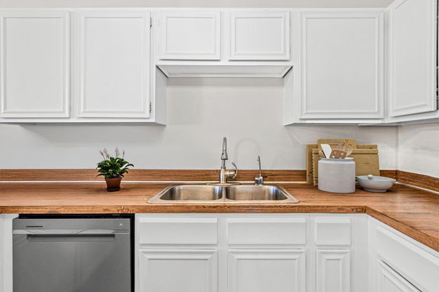 6844 Buckingham Court, Woodbury, MN 55125