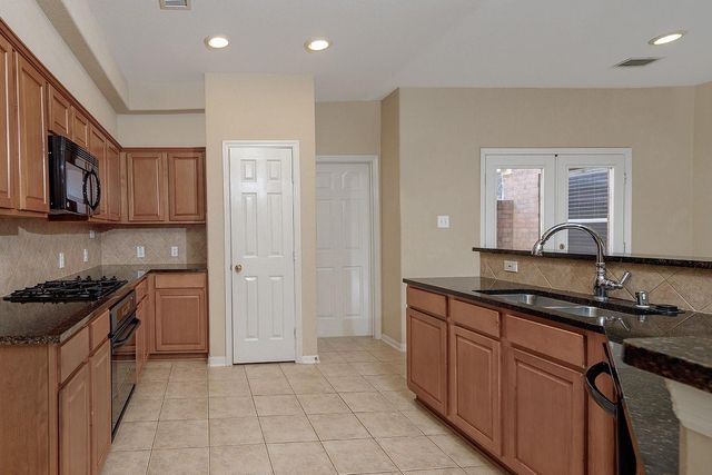 78 E Foxbriar Forest Circle, The Woodlands, TX 77382