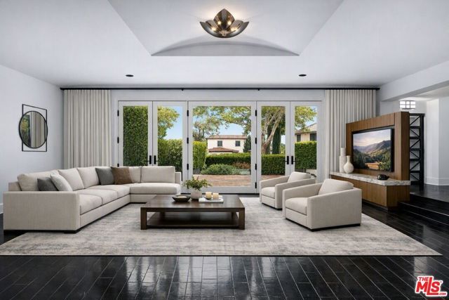 305 S Bedford Drive, Beverly Hills, CA 90212
