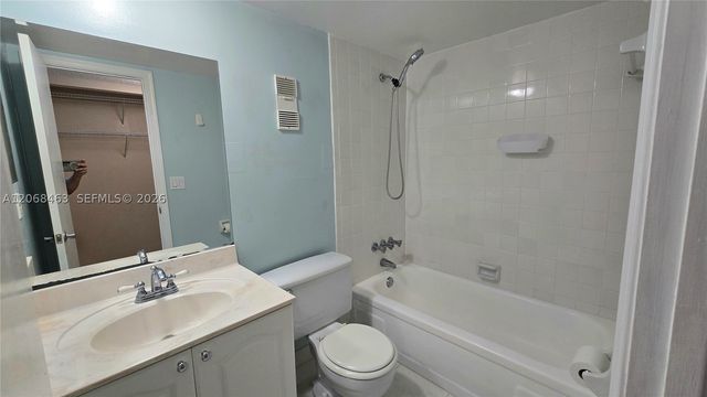 9230 Lagoon Pl 310, Davie, FL 33324