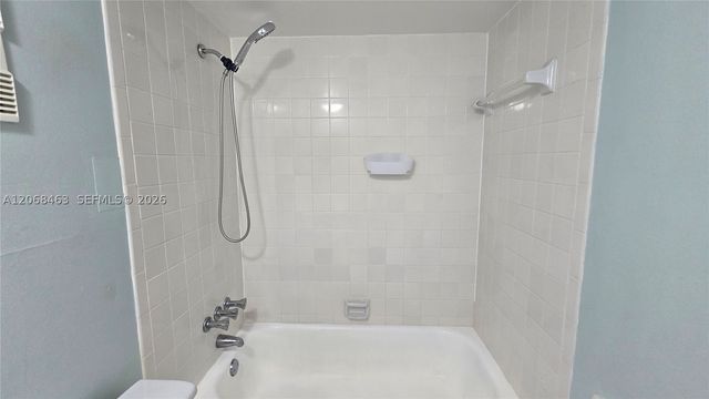 9230 Lagoon Pl 310, Davie, FL 33324
