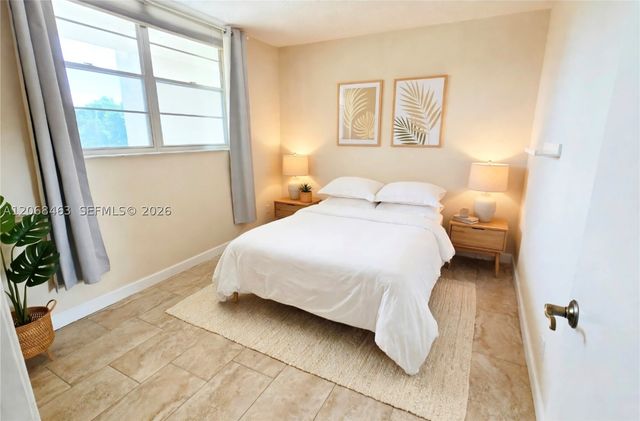 9230 Lagoon Pl 310, Davie, FL 33324
