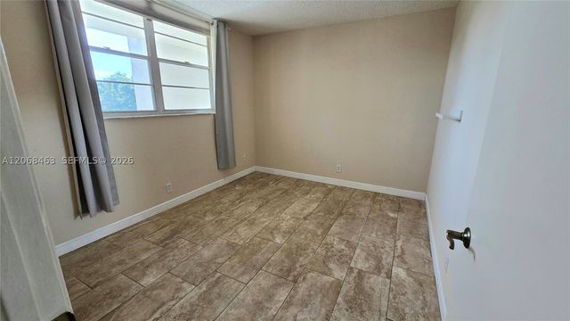 9230 Lagoon Pl 310, Davie, FL 33324