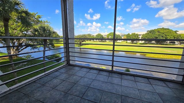 9230 Lagoon Pl 310, Davie, FL 33324