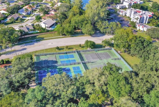 9230 Lagoon Pl 310, Davie, FL 33324