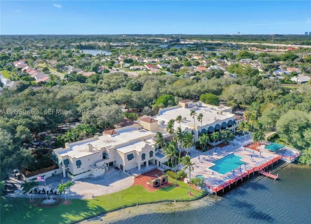 9230 Lagoon Pl 310, Davie, FL 33324